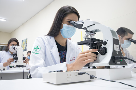 Salas equipadas para aulas praticas